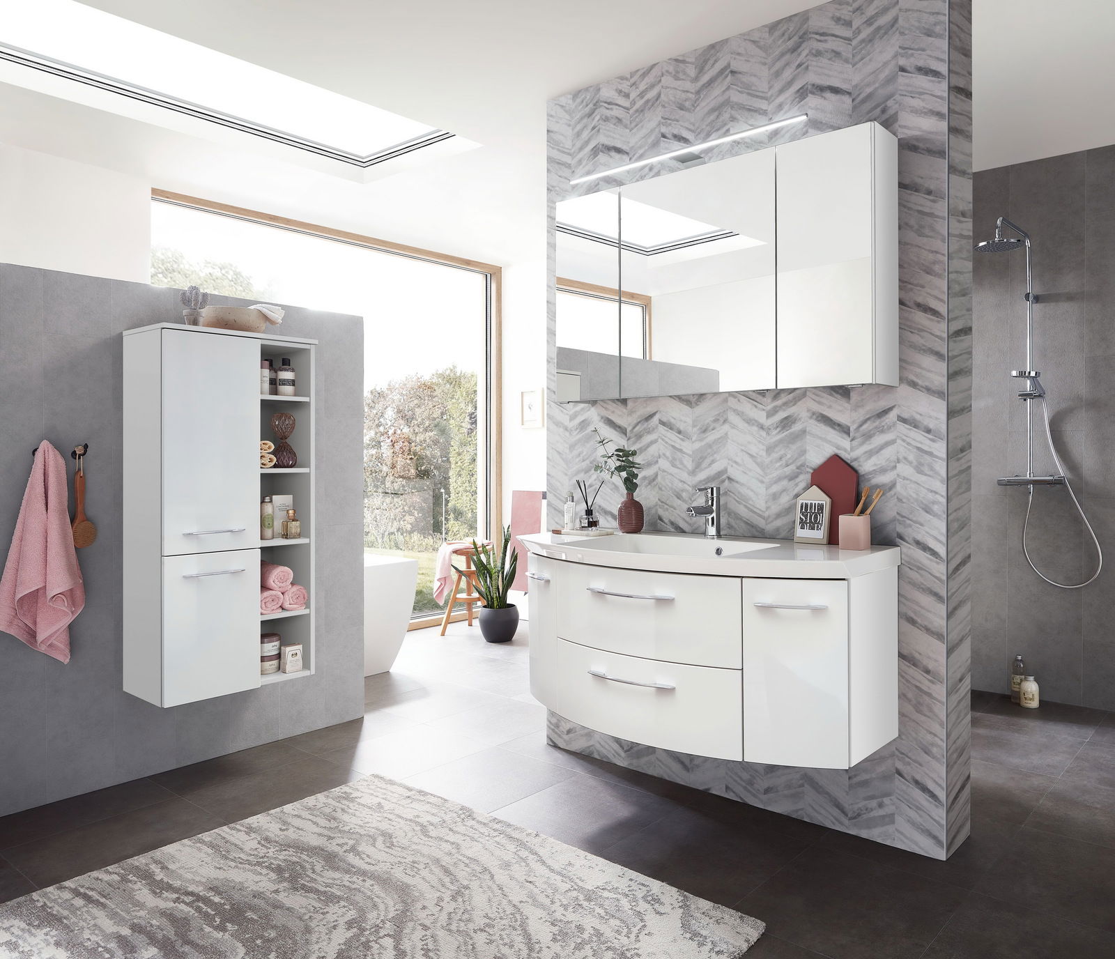 Moderne Badkombination mit Hängeschrank, Waschtisch und Spiegelschrank in einem stilvollen Badezimmer, seitliche Perspektive.