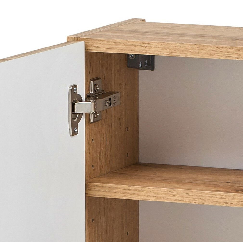 Geöffneter Hängeschrank aus Holz mit weißer Tür, seitliche Perspektive