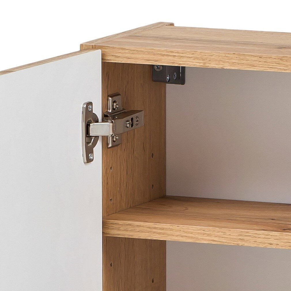 Geöffneter Hängeschrank aus Holz mit weißer Tür, seitliche Perspektive