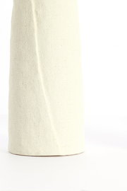 Nahaufnahme einer strukturierten, cremefarbenen Vase mit vertikaler Naht, seitliche Perspektive
