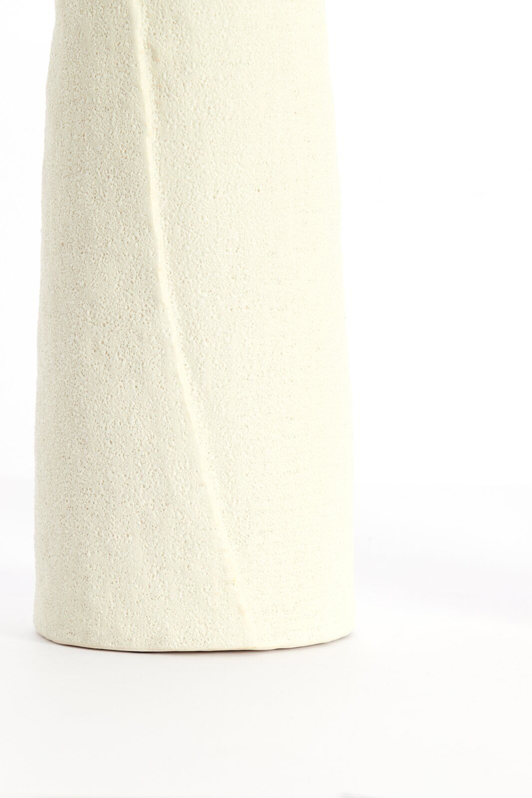 Light&Living Vaas SETIMMO 55 cm Close-up van een gestructureerde, crèmekleurige vaas met een verticale naad, gezien vanaf de zijkant
