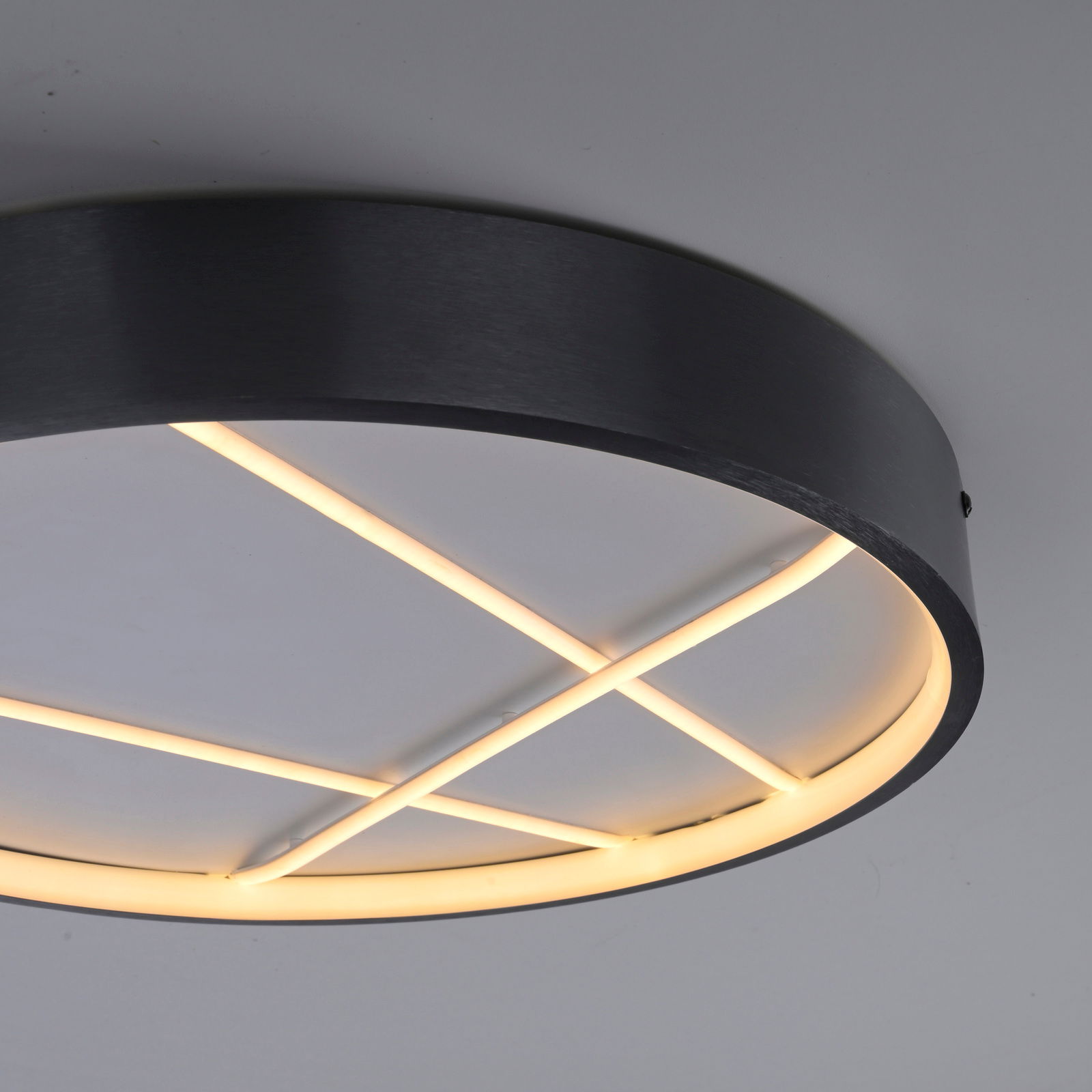 Moderne Deckenleuchte MIKADO mit kreuzförmigem LED-Design, seitliche Perspektive