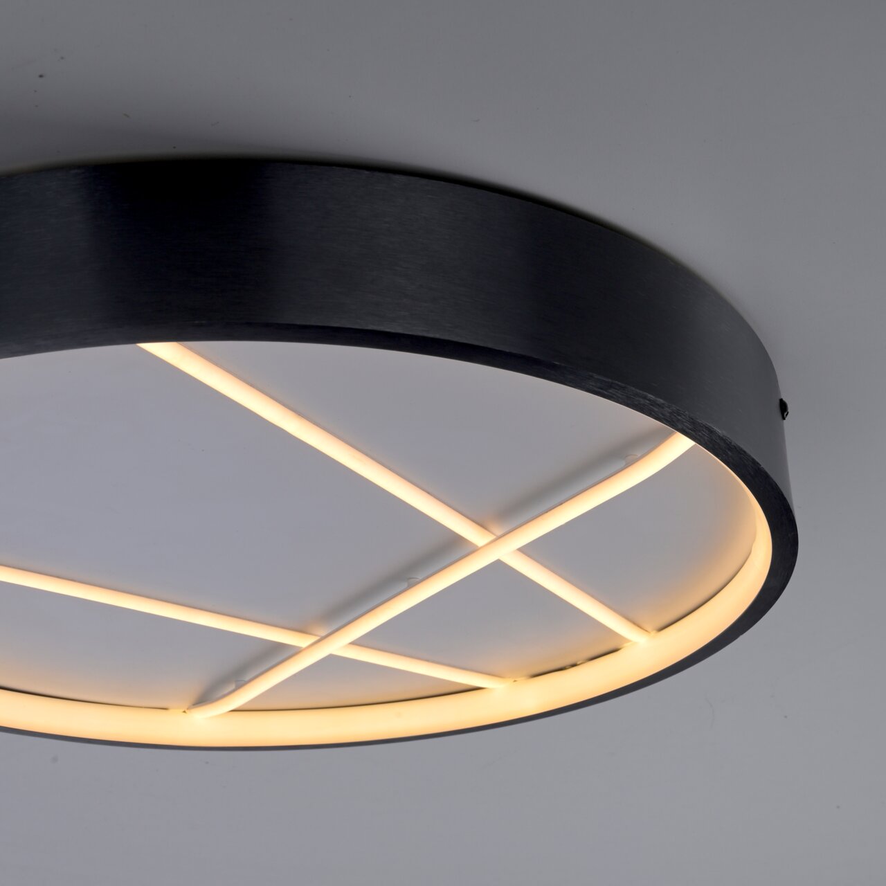 Moderne Deckenleuchte MIKADO mit kreuzförmigem LED-Design, seitliche Perspektive