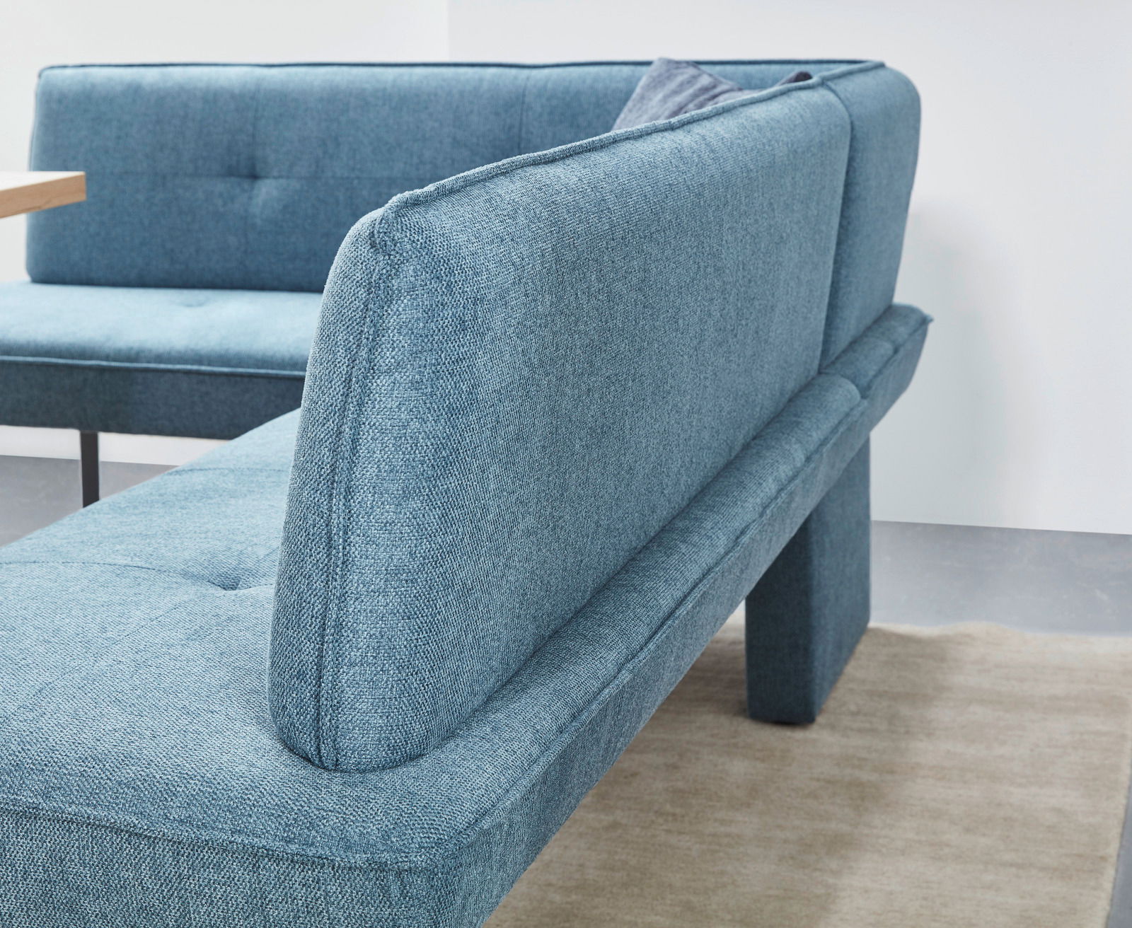 Eckbank in blauem Stoffbezug, seitliche Perspektive