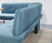 Eckbank in blauem Stoffbezug, seitliche Perspektive