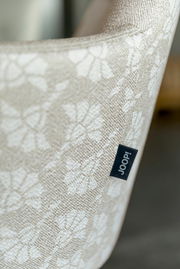 Detailaufnahme aus seitlicher Perspektive: beige-weiß gemustertes Joop!-Textil mit eingewebtem Blumenmuster und sichtbarem Joop!-Label