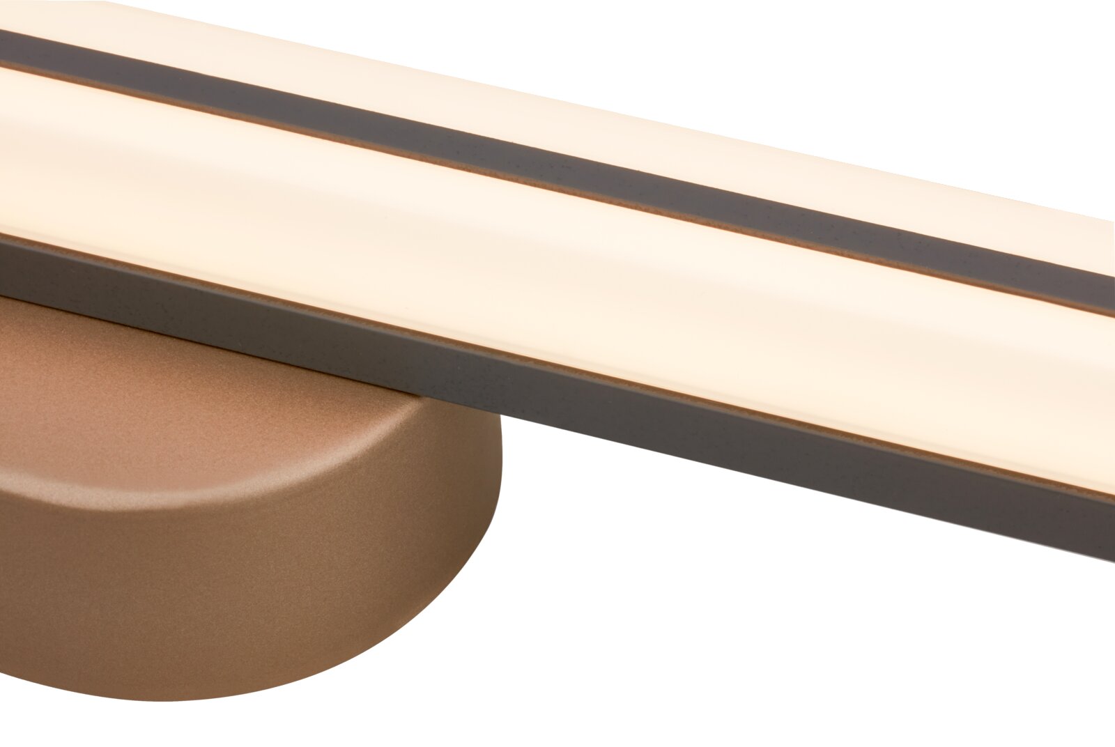 Close-up van een moderne led-wandlamp/spiegellamp met een opaalachtige lichtband en een donkere rand op een bronskleurige voet, schuin van onderaf vanuit zijaanzicht tegen een witte achtergrond