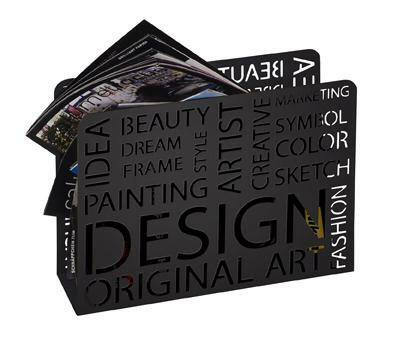 Moderner schwarzer Zeitungsständer mit ausgeschnittenen Wörtern wie 'DESIGN' und 'ART', gefüllt mit Zeitschriften, seitliche Perspektive.