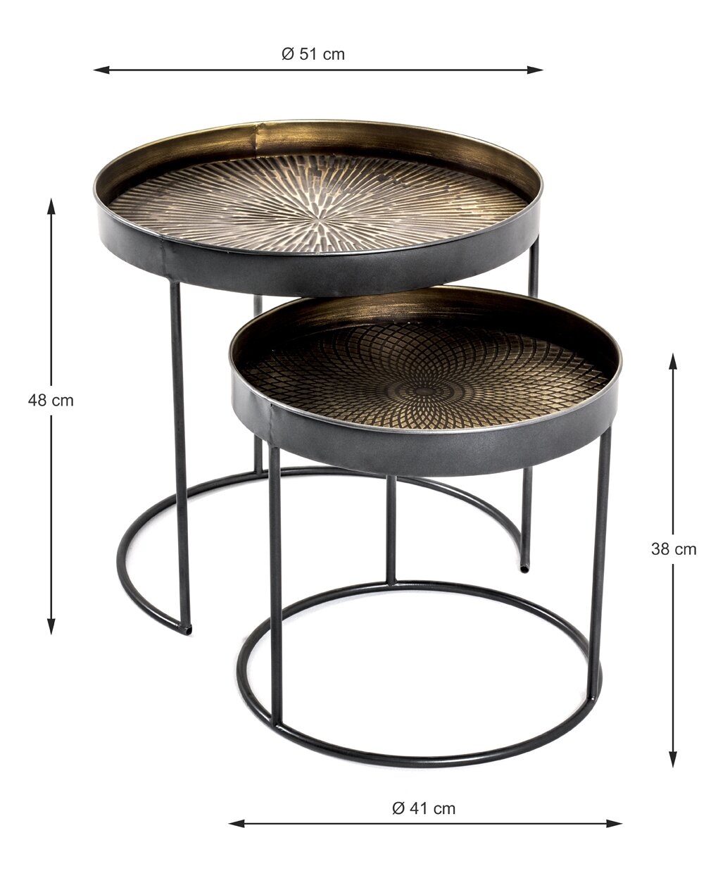 Zwei runde Beistelltische im Set aus schwarzem Metall mit goldfarben gemusterten Tabletts, schräg von vorn in leicht erhöhter Perspektive gezeigt; großer Tisch Ø 51 cm, Höhe 48 cm, kleiner Tisch Ø 41 cm, Höhe 38 cm.