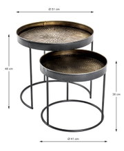 Zwei runde Beistelltische im Set aus schwarzem Metall mit goldfarben gemusterten Tabletts, schräg von vorn in leicht erhöhter Perspektive gezeigt; großer Tisch Ø 51 cm, Höhe 48 cm, kleiner Tisch Ø 41 cm, Höhe 38 cm.