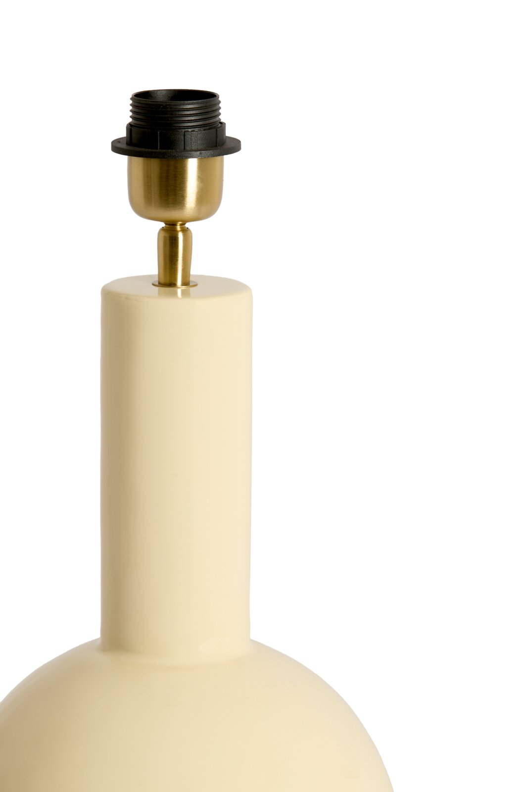 Close-up van een crèmekleurige lampvoet met gouden kap, gezien vanaf de zijkant.