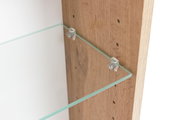 Nahaufnahme eines Spiegelschranks mit einem Glasregal, das an einer Holzwand befestigt ist. Die Perspektive zeigt die seitliche Ansicht des Regals.