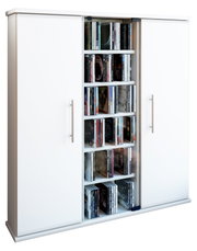 Weißes Sideboard/Schrank mit zwei Türen und mittlerem offenen Regalfach voller CDs, frontale Ansicht mit leichter Schrägperspektive von links