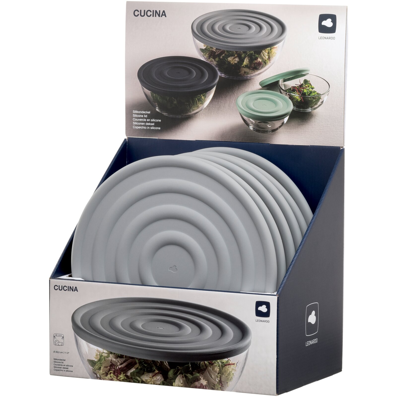 Grauer Silikondeckel in 28 cm Durchmesser, präsentiert in einer Verkaufsverpackung. Der Deckel ist auf einer Glasschüssel platziert, die mit Salat gefüllt ist. Perspektive: Frontalansicht der Verpackung.