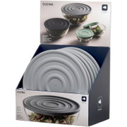 Grauer Silikondeckel in 28 cm Durchmesser, präsentiert in einer Verkaufsverpackung. Der Deckel ist auf einer Glasschüssel platziert, die mit Salat gefüllt ist. Perspektive: Frontalansicht der Verpackung.