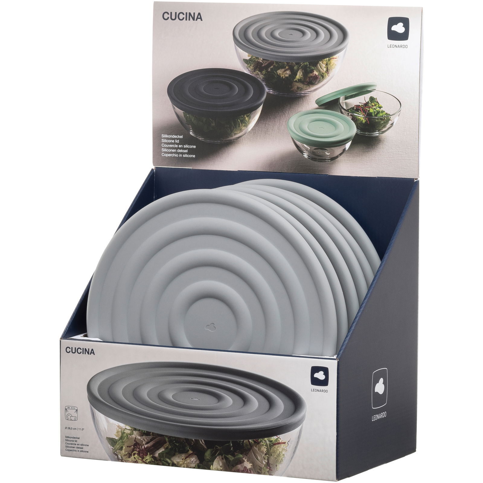 Grauer Silikondeckel in 28 cm Durchmesser, präsentiert in einer Verkaufsverpackung. Der Deckel ist auf einer Glasschüssel platziert, die mit Salat gefüllt ist. Perspektive: Frontalansicht der Verpackung.