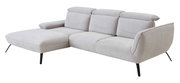 Graues Longchair-Sofa mit drei Sitzplätzen und einer linken Armlehne, seitliche Perspektive.