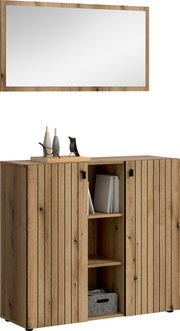 Holz-Sideboard mit vertikaler Lamellenoptik, zwei Schranktüren und offenem Mittelregal, darüber großer Wandspiegel im passenden Holzrahmen; frontal in leichter Perspektive von rechts fotografiert.