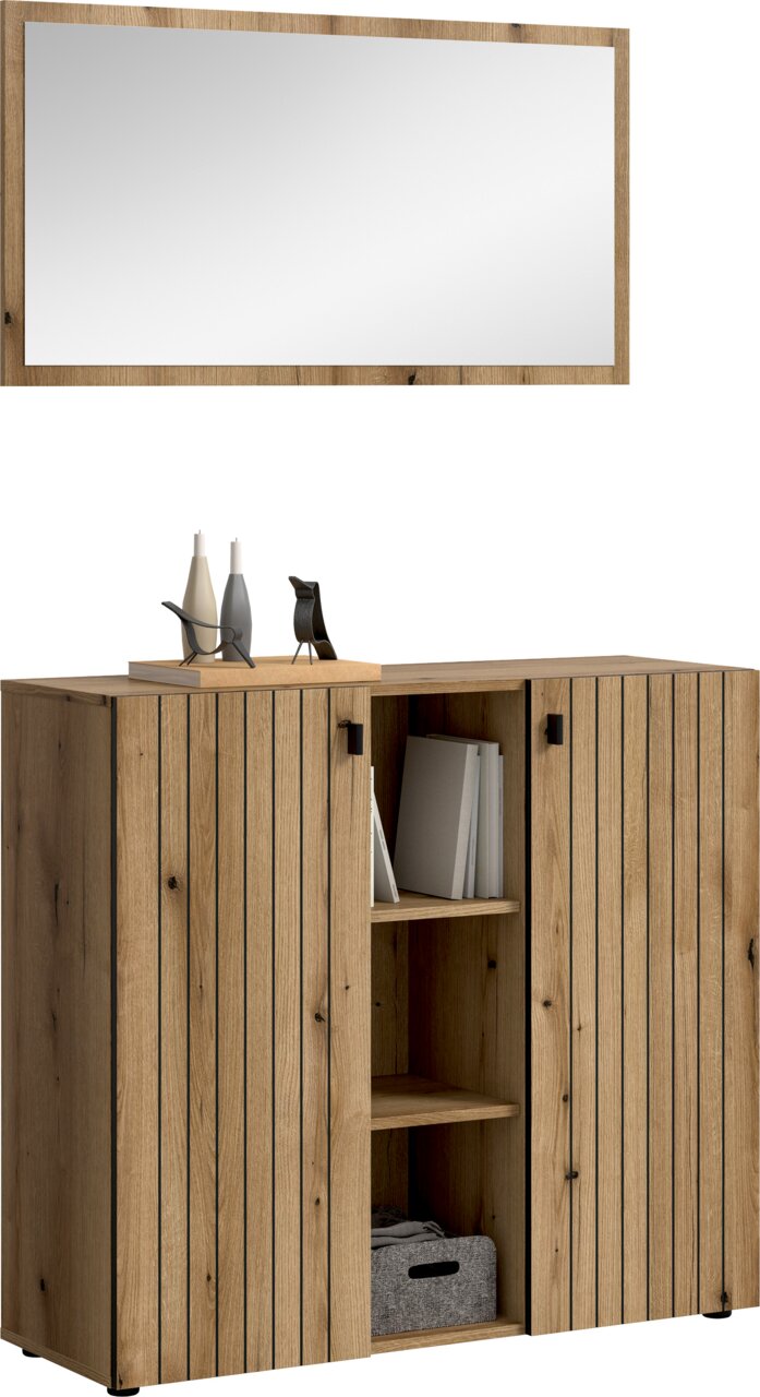 Holz-Sideboard mit vertikaler Lamellenoptik, zwei Schranktüren und offenem Mittelregal, darüber großer Wandspiegel im passenden Holzrahmen; frontal in leichter Perspektive von rechts fotografiert.