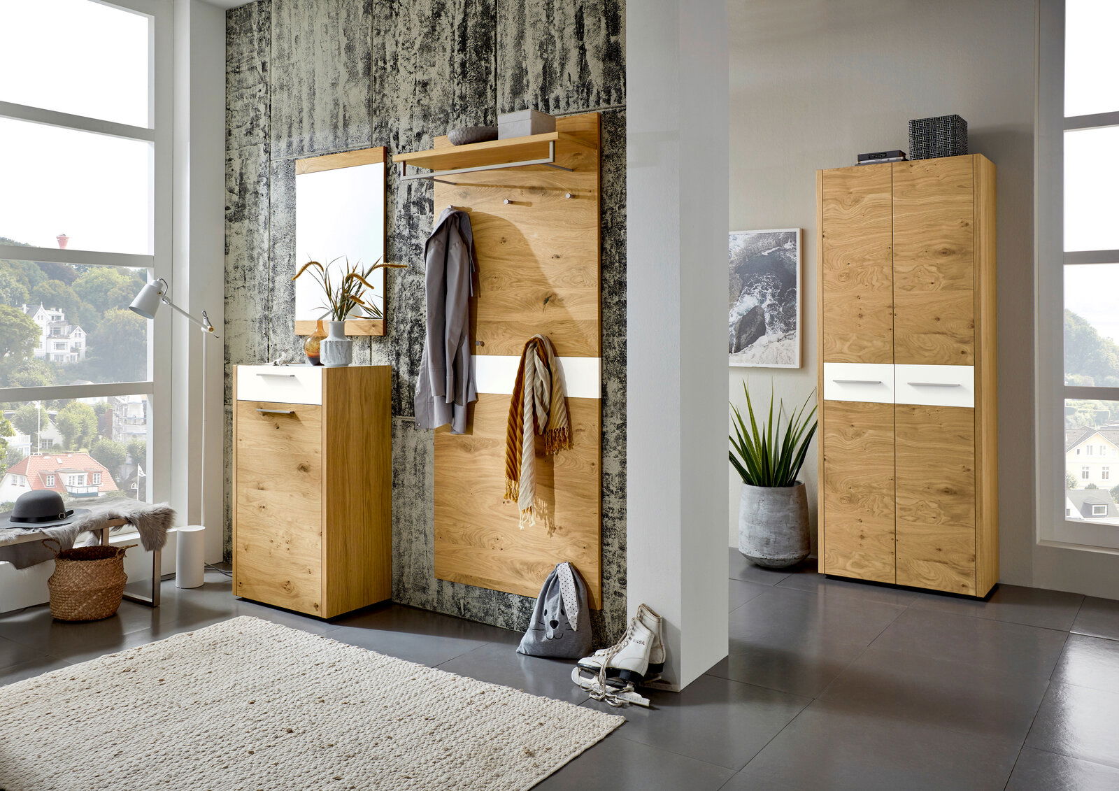 Moderne Garderobeneinrichtung in Holzoptik mit Kommode, Spiegel und Garderobenpaneel. Perspektive: Frontalansicht auf die Garderobe.