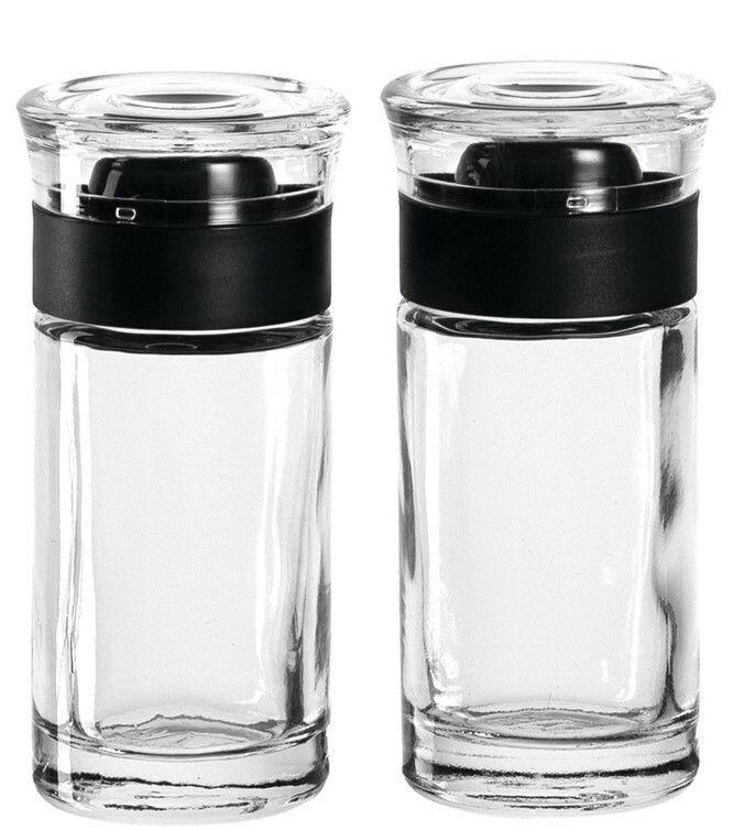 Zwei Salz- und Pfefferstreuer Cucina aus Glas mit schwarzem Deckel, Frontalansicht