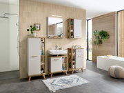 Moderner Badezimmerspiegel in einem stilvollen Badezimmer mit Holz- und Weißtönen, frontal betrachtet.