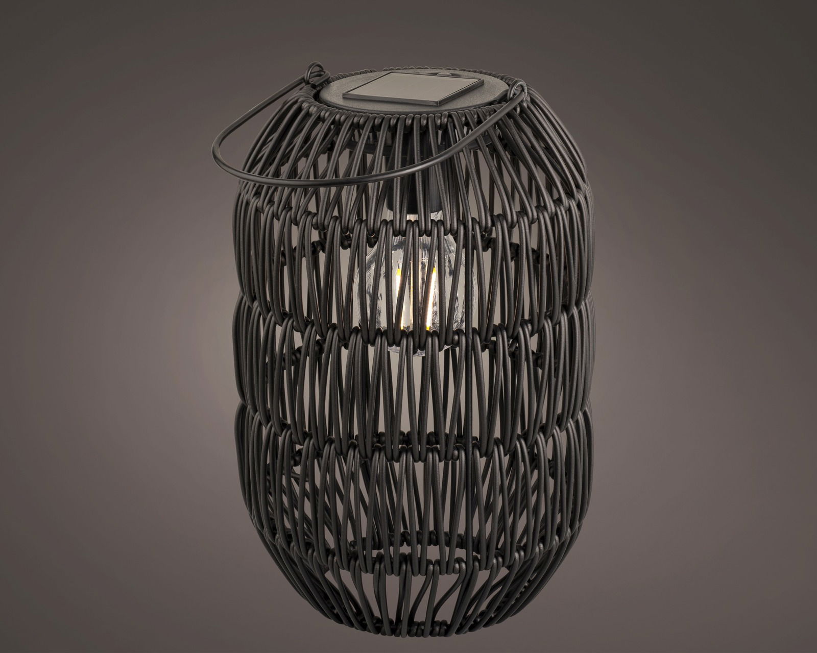 Schwarze Solar-Laterne aus Eisen mit geflochtenem Design, seitliche Perspektive