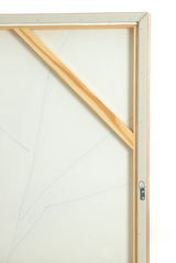 Rückansicht eines Wandornaments mit Holzrahmen und Aufhängevorrichtung.