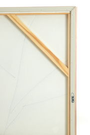 Rückansicht eines Wandornaments mit Holzrahmen und Aufhängevorrichtung.