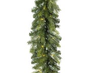 Detailaanzicht van een groene kunstkerstboom met warmwitte verlichting, van voren gefotografeerd tegen een witte achtergrond