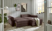 Gemütliche braune Rundecke in einem hellen Wohnzimmer mit großen Fenstern, Pflanzen und moderner Dekoration, seitliche Perspektive.