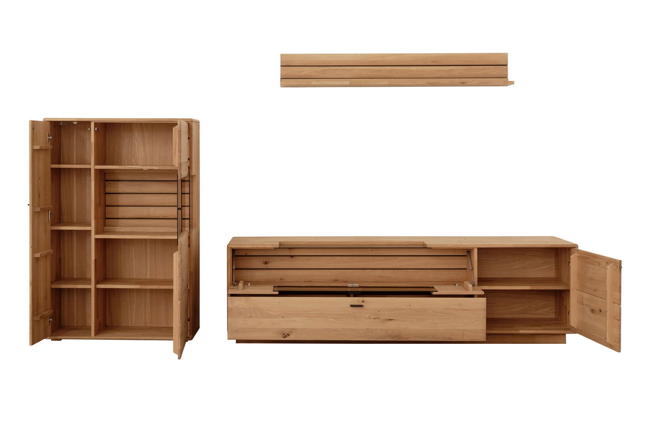 Frontale Ansicht einer Wandkombination aus Holz mit einem hohen Schrank links, einem niedrigen Schrank rechts und einem Regalbrett oben.