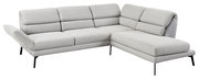Ecksofa in hellgrauem Stoff mit verstellbarer Armlehne, schwarzem Metallgestell und moderner L-Form, Perspektive von vorne links