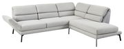 Ecksofa in hellgrauem Stoff mit verstellbarer Armlehne, schwarzem Metallgestell und moderner L-Form, Perspektive von vorne links