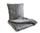 Graue Wohndecke und Kissen mit winterlichem Muster aus Schneeflocken und Tannenbäumen, seitliche Perspektive