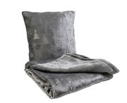 Graue Wohndecke und Kissen mit winterlichem Muster aus Schneeflocken und Tannenbäumen, seitliche Perspektive