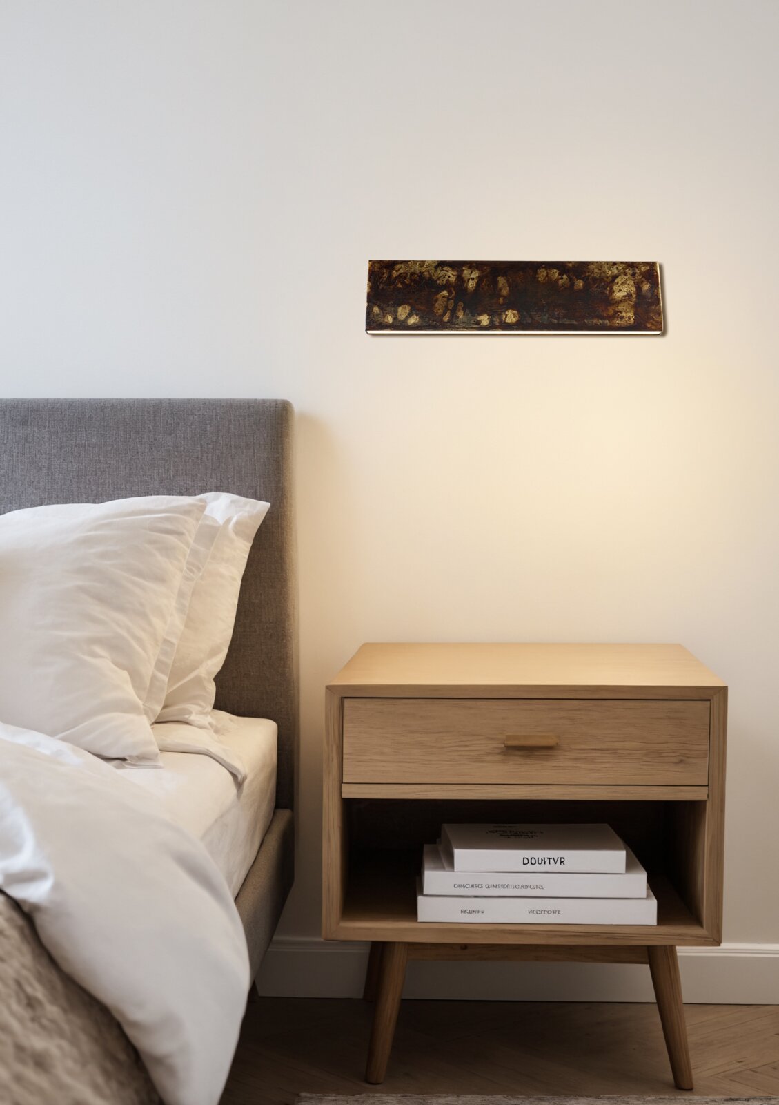 LED-Wandleuchte über einem Nachttisch in einem Schlafzimmer, seitliche Perspektive