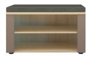 Vorderansicht einer Bank mit grauem Polster und zwei offenen Regalfächern aus Holz.