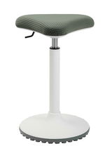 Moderner Schwinghocker mit grünem Sitzpolster und weißem Standfuß, seitliche Perspektive