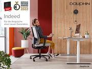 Frau sitzt entspannt auf einem modernen Drehstuhl in einem stilvollen Büro mit Pflanzen und einem Schreibtisch, Seitenansicht.