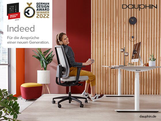 Frau sitzt entspannt auf einem modernen Drehstuhl in einem stilvollen Büro mit Pflanzen und einem Schreibtisch, Seitenansicht.