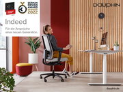 Frau sitzt entspannt auf einem modernen Drehstuhl in einem stilvollen Büro mit Pflanzen und einem Schreibtisch, Seitenansicht.