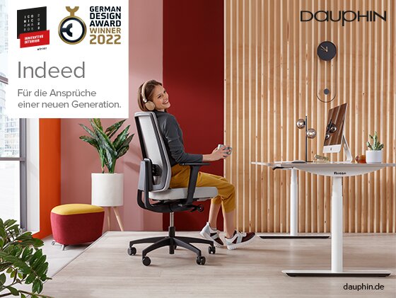 Frau sitzt entspannt auf einem modernen Drehstuhl in einem stilvollen Büro mit Pflanzen und einem Schreibtisch, Seitenansicht.