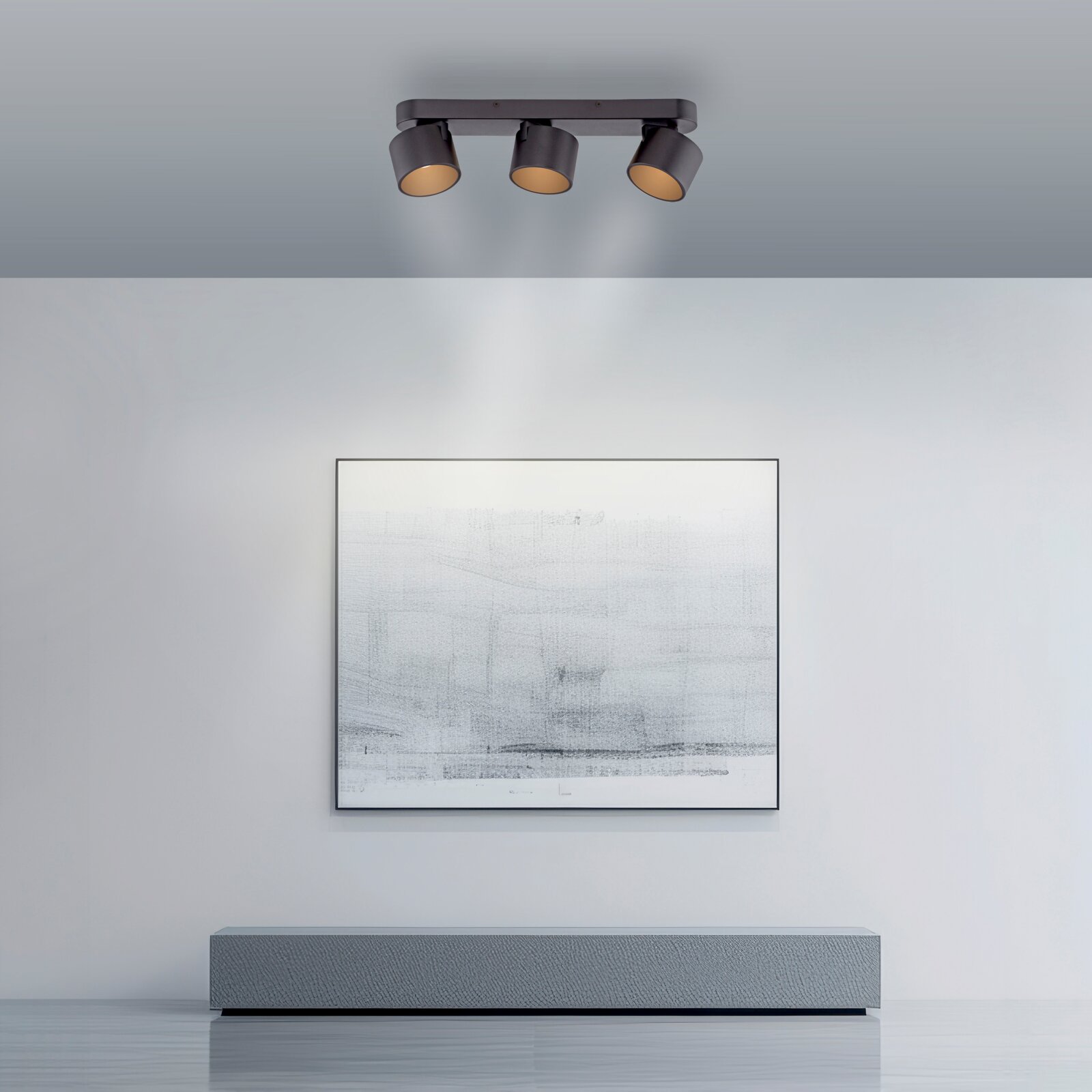 Deckenansicht eines modernen LED-Spots mit drei verstellbaren Leuchten in einem minimalistischen Raum.