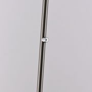 Nahaufnahme eines schlanken, metallischen Stabs mit einem kleinen, runden Schalter, Teil der Akku-Stehleuchte BENTE.