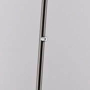 Nahaufnahme eines schlanken, metallischen Stabs mit einem kleinen, runden Schalter, Teil der Akku-Stehleuchte BENTE.