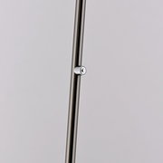 Nahaufnahme eines schlanken, metallischen Stabs mit einem kleinen, runden Schalter, Teil der Akku-Stehleuchte BENTE.