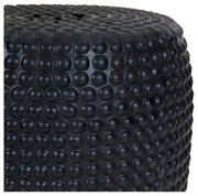 Close-up van een zwarte, cilindervormige massage- of fascia-roller met een noppenoppervlak, schuin van bovenaf/van opzij gefotografeerd.