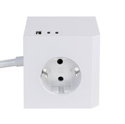 Weißer Steckdosenwürfel mit einer Steckdose und zwei USB-Anschlüssen, Vorderansicht
