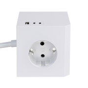 Weißer Steckdosenwürfel mit einer Steckdose und zwei USB-Anschlüssen, Vorderansicht